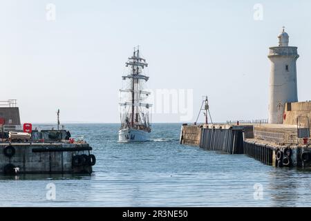 Buckie Harbour, Moray, Regno Unito. 24th maggio, 2023. Questo è il 1994 costruito Sailing Yacht Aphrodite dai Paesi Bassi arrivo e ormeggio a Buckie Harbour in un pomeriggio molto soleggiato. Credit: JASPERIMAGE/Alamy Live News Foto Stock