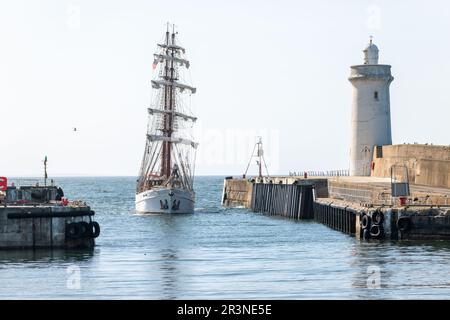 Buckie Harbour, Moray, Regno Unito. 24th maggio, 2023. Questo è il 1994 costruito Sailing Yacht Aphrodite dai Paesi Bassi arrivo e ormeggio a Buckie Harbour in un pomeriggio molto soleggiato. Credit: JASPERIMAGE/Alamy Live News Foto Stock