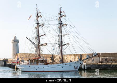 Buckie Harbour, Moray, Regno Unito. 24th maggio, 2023. Questo è il 1994 costruito Sailing Yacht Aphrodite dai Paesi Bassi arrivo e ormeggio a Buckie Harbour in un pomeriggio molto soleggiato. Credit: JASPERIMAGE/Alamy Live News Foto Stock