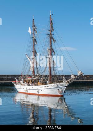Buckie Harbour, Moray, Regno Unito. 24th maggio, 2023. Questo è il 1994 costruito Sailing Yacht Aphrodite dai Paesi Bassi arrivo e ormeggio a Buckie Harbour in un pomeriggio molto soleggiato. Credit: JASPERIMAGE/Alamy Live News Foto Stock