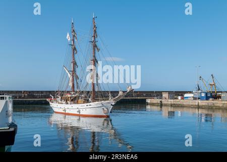 Buckie Harbour, Moray, Regno Unito. 24th maggio, 2023. Questo è il 1994 costruito Sailing Yacht Aphrodite dai Paesi Bassi arrivo e ormeggio a Buckie Harbour in un pomeriggio molto soleggiato. Credit: JASPERIMAGE/Alamy Live News Foto Stock