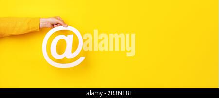 E-mail di accesso in mano panoramica Foto Stock