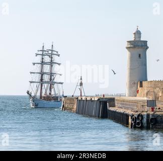 Buckie Harbour, Moray, Regno Unito. 24th maggio, 2023. Questo è il 1994 costruito Sailing Yacht Aphrodite dai Paesi Bassi arrivo e ormeggio a Buckie Harbour in un pomeriggio molto soleggiato. Credit: JASPERIMAGE/Alamy Live News Foto Stock