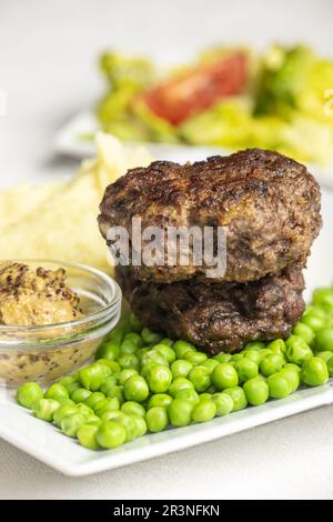 Polpette bavaresi con piselli Foto Stock