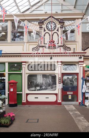 Il vivace mercato interno centrale di Jersey con la sua meravigliosa architettura vittoriana in ghisa (angolo di Beresford St/Hackett St). Foto Stock