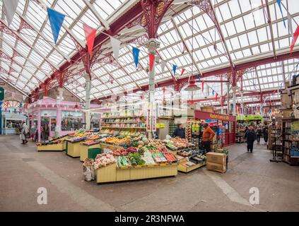 Il vivace mercato interno centrale di Jersey con la sua meravigliosa architettura vittoriana in ghisa (angolo di Beresford St/Hackett St). Foto Stock