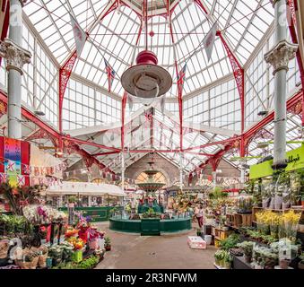 Il vivace mercato interno centrale di Jersey con la sua meravigliosa architettura vittoriana in ghisa (angolo di Beresford St/Hackett St). Foto Stock