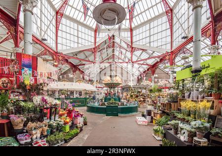 Il vivace mercato interno centrale di Jersey con la sua meravigliosa architettura vittoriana in ghisa (angolo di Beresford St/Hackett St). Foto Stock