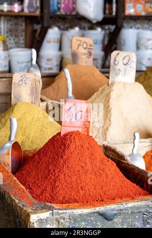 Spezie sciolte in vendita nel mercato delle spezie, la Mellah nel quartiere ebraico di Marrakech. Le spezie sono in pile colorate e mostrate con le etichette dei prezzi Foto Stock