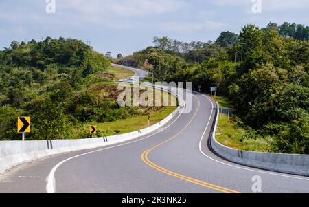 Strada curva nelle montagne di Nan Thailandia, strada nr 3 in Nan Thailandia strada di campagna Foto Stock