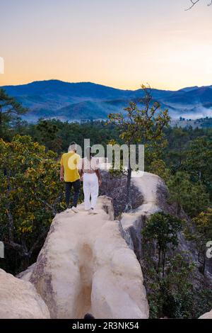 Coppia che guarda il tramonto al Pai Canyon durante il tramonto a Pai Mae Hong Son nella Thailandia settentrionale Foto Stock