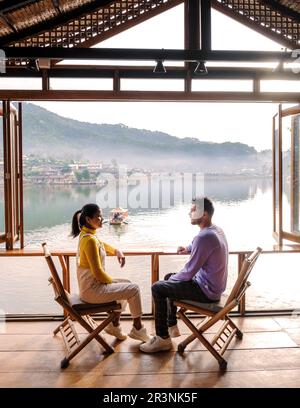 Un paio di uomini e donne visitano il villaggio cinese mae hong son, Ban Rak Thai, un insediamento cinese Foto Stock