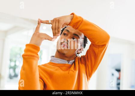 Immagine del ballerino biraciale maschile hip hop che pratica in studio di danza Foto Stock