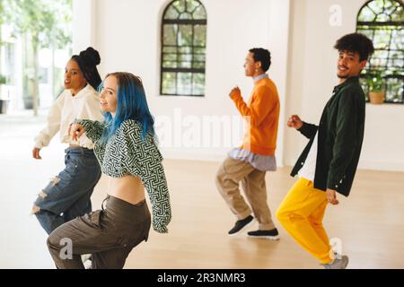 Immagine di diverse ballerine hip hop femminili e maschili durante l'allenamento in discoteca Foto Stock