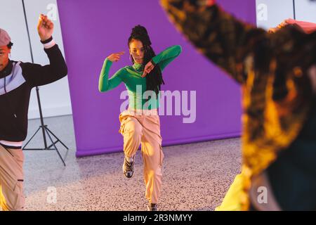 Immagine di gruppo di diverse ballerine hip hop femminili e maschili che prendono parte a una foto Foto Stock