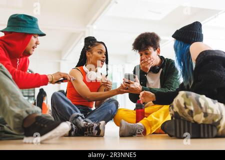 Immagine della sezione bassa del gruppo di diverse ballerine hip hop femminili e maschili in studio Foto Stock