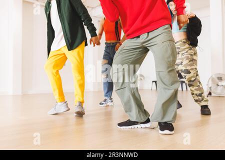 Immagine della sezione bassa del gruppo di diverse ballerine hip hop femminili e maschili in studio Foto Stock