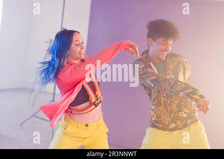 Immagine di ballerine hip hop femminili e maschili felici e diverse in studio Foto Stock