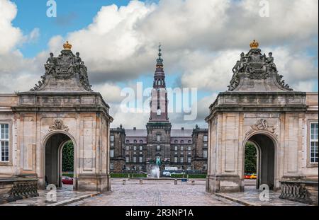 Copenaghen, Danimarca - 14 settembre 2010: Primo piano di beige-grigio, scolpito, ingresso monumentale cortile di Christiansborg slot sotto il paesaggio blu. Foto Stock