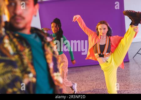 Immagine di gruppo di diverse ballerine hip hop femminili e maschili che prendono parte a una foto Foto Stock