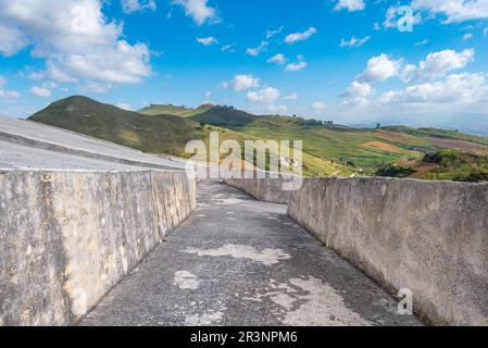 Arte spettacolare nel paesaggio della Sicilia. Il villaggio Gibellina sotto cemento bianco Foto Stock