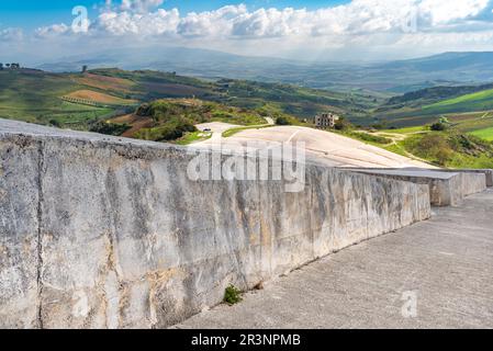 Arte spettacolare nel paesaggio della Sicilia. Il villaggio Gibellina sotto cemento bianco Foto Stock