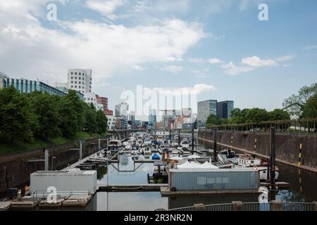 Düsseldorf, Germania - MAGGIO 2023: Vista esterna soleggiata del porto, molo, ponte pedonale, torre Rhein e passeggiata sul fiume Reno e la città Foto Stock