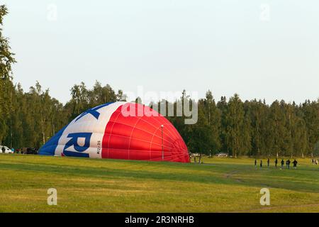 UMEA, SVEZIA IL 12 LUGLIO 2015. Vista di una squadra che si prepara e liftoff da un parco. Le persone si riuniscono e guardano l'evento. Editoriale noi Foto Stock