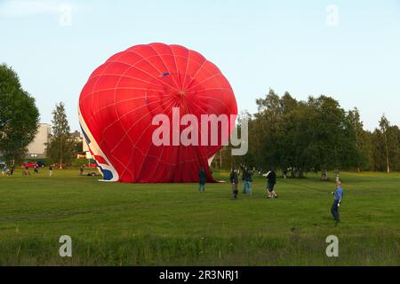 UMEA, SVEZIA IL 12 LUGLIO 2015. Vista di una squadra che si prepara e liftoff da un parco. Le persone si riuniscono e guardano l'evento. Editoriale noi Foto Stock