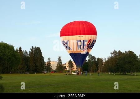 UMEA, SVEZIA IL 12 LUGLIO 2015. Vista di una squadra che si prepara e liftoff da un parco. Le persone si riuniscono e guardano l'evento. Editoriale noi Foto Stock