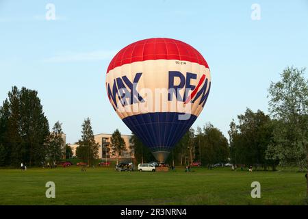 UMEA, SVEZIA IL 12 LUGLIO 2015. Vista di una squadra che si prepara e liftoff da un parco. Le persone si riuniscono e guardano l'evento. Editoriale noi Foto Stock