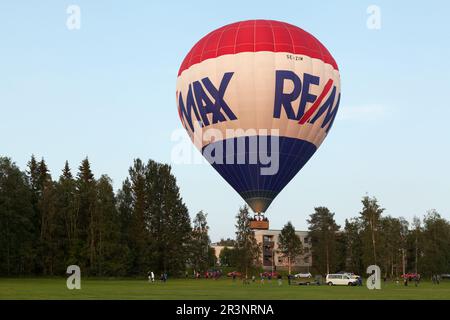 UMEA, SVEZIA IL 12 LUGLIO 2015. Vista di una squadra che si prepara e liftoff da un parco. Le persone si riuniscono e guardano l'evento. Editoriale noi Foto Stock