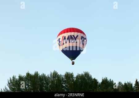 UMEA, SVEZIA IL 12 LUGLIO 2015. Vista di una squadra che si prepara e liftoff da un parco. Le persone si riuniscono e guardano l'evento. Editoriale noi Foto Stock