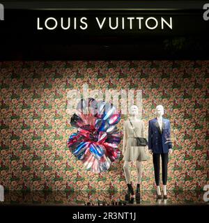 Vetrina della società di articoli di lusso Louis Vuitton a Berlino Foto Stock