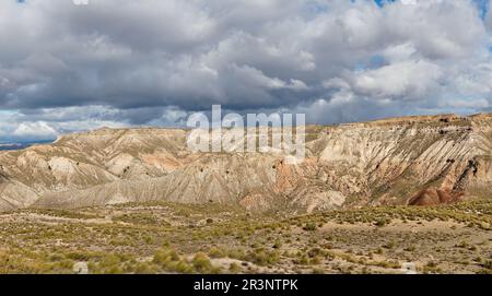 Vista del deserto di Gorafe e dei canyon di argilla rossa nel sud della Spagna Foto Stock