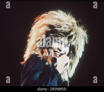 Foto del file datata 01/06/87 della cantante americana Tina Turner in concerto in Scozia. La signora Turner, una delle voci più famose del rock che ha avuto successi tra cui Proud Mary e The Best, è morta all'età di 83 anni dopo una lunga malattia, il suo pubblicista ha raccontato all'agenzia di stampa PA. Data di emissione: Giovedì 25 maggio 2023. Foto Stock