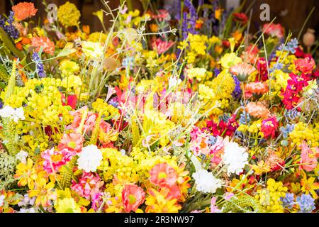 Mercato dei fiori d'epoca sulla strada pubblica - stile cottagecore retrò. Foto Stock