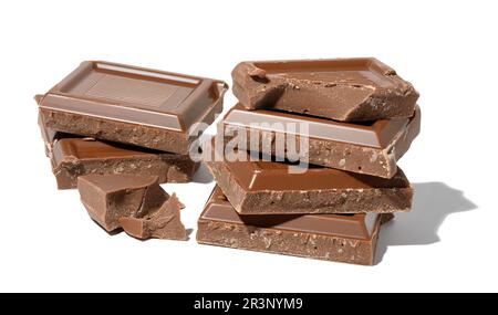 Una pila di cioccolato al latte rotto su uno sfondo bianco isolato, pezzi quadrati Foto Stock