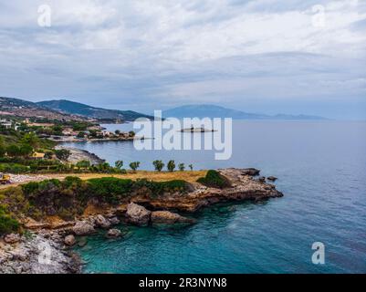 Grecia. Isola di Lefkada. Costa del Mar Ionio. Popolare luogo turistico. Drone. Vista aerea Foto Stock