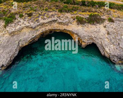 Grecia. Isola di Lefkada. Costa del Mar Ionio. Popolare luogo turistico. Drone. Vista aerea Foto Stock