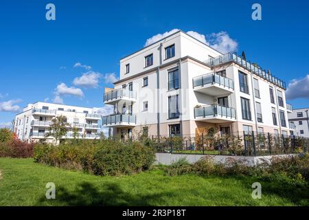 Piccoli edifici di appartamenti multifamiliari in un'area di sviluppo vista a Berlino, Germania Foto Stock