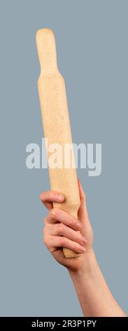 Spilla in legno, rullo per pasta in mano. Utensile da cucina in legno isolato su bianco. Foto Stock