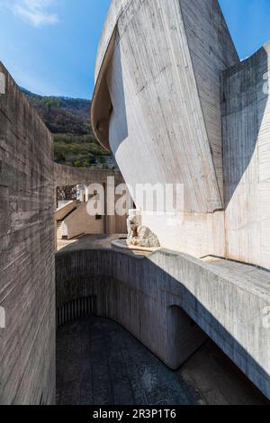 Italia Veneto Longarone - Chiesa Monumentale di Santa Maria Immacolata - architetto Giovanni Michelucci Foto Stock