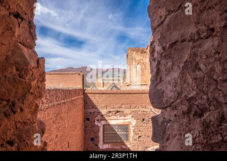 Una vecchia kasbah nel mezzo di un tradizionale villaggio berbero Foto Stock