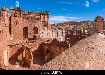 Una vecchia kasbah nel mezzo di un tradizionale villaggio berbero Foto Stock