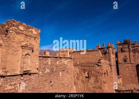 Una vecchia kasbah nel mezzo di un tradizionale villaggio berbero Foto Stock