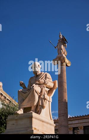Statua di Apollo nell'Accademia di Atene - bellissimo edificio neoclassico greco in Grecia Foto Stock