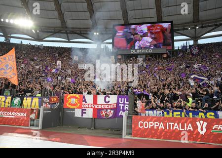 Stadio Olimpico, Roma, Italia. 24th maggio, 2023. Coppa Italia Football Final; Fiorentina contro Inter Milan; sostenitori di Fiorentina Credit: Action Plus Sports/Alamy Live News Foto Stock