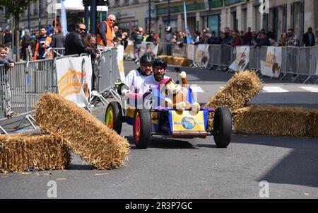 Seconda edizione di una corsa soapbox nel cuore del centro della città di Crépy-en-Valois. Scatola di sapone fatta in casa che precipita lungo il pendio della strada principale. Foto Stock