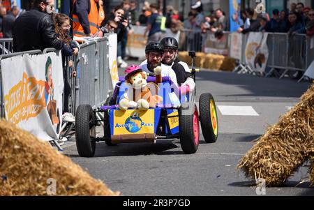 Seconda edizione di una corsa soapbox nel cuore del centro della città di Crépy-en-Valois. Scatola di sapone fatta in casa che precipita lungo il pendio della strada principale. Foto Stock